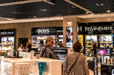 Farklı lüks mallar ile Alman airport duesseldorf, Frankfurt, Almanya 29.09.2017 Duty Free mağazaları