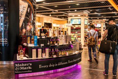 Farklı lüks mallar ile Alman airport duesseldorf, Frankfurt, Almanya 29.09.2017 Duty Free mağazaları
