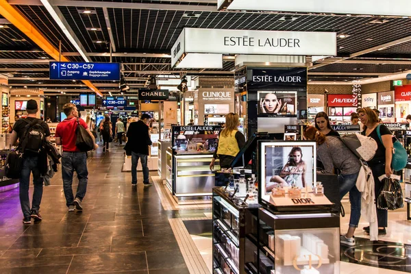 Farklı lüks mallar ile Alman airport duesseldorf, Frankfurt, Almanya 29.09.2017 Duty Free mağazaları