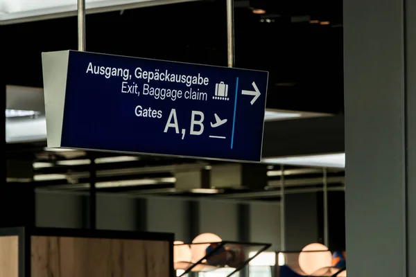 Немецкий аэропорт Дюссельдорф выход и багаж претензии голубой знак ворота А и В — стоковое фото