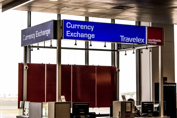 Boston USA 01.10.2017 Travelex currency exchange counter service. Toko pertukaran uang di Bandara Internasional Logan — Stok Foto