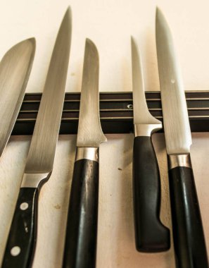 duvarda asılı bir mıknatıs tahta üzerinde yüksek kaliteli mutfak aşçı bıçak araçlar kümesi