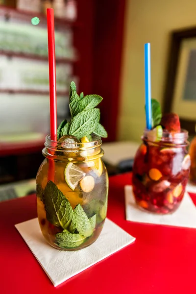 Ev yapımı limonata buz çay renkli Icetea içki taze tatlı saman ile buzlu cam meyve nane yaprakları ile — Stok fotoğraf