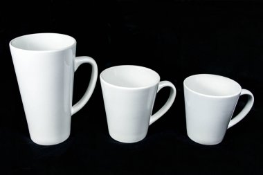 süblimasyon izole bir siyah arka plan üzerine farklı şekiller, renkler ve tasarımlar Tasarımcısı için yalıtılmış baskısız bardak