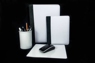 Kalem Kupası, kalem defter kapağı ve fare yastık mousepad süblimasyon tasarımı için siyah arka plan üzerine yazdırma ayarlama office