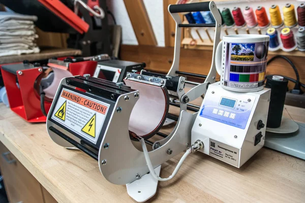 Süblimasyon kupa tasarımcı üretim makine yazdırma bir kahve Kupası tasarım resimleri — Stok fotoğraf