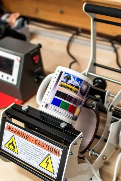 Sublimação caneca designer máquina de produção imprimir imagens um projeto xícara de café — Fotografia de Stock