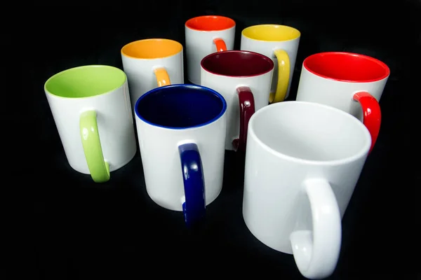 Tasses isolées non imprimées pour la sublimation de différentes formes, couleurs et conceptions concepteur sur un fond noir isolé — Photo