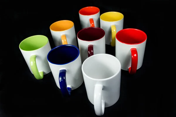 Tasses isolées non imprimées pour la sublimation de différentes formes, couleurs et conceptions concepteur sur un fond noir isolé — Photo