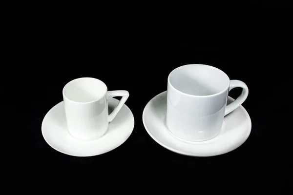 Tasses isolées non imprimées pour la sublimation de différentes formes, couleurs et conceptions concepteur sur un fond noir isolé — Photo