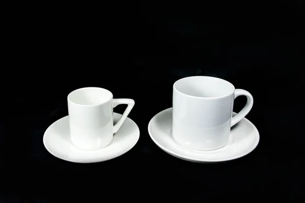 Tasses isolées non imprimées pour la sublimation de différentes formes, couleurs et conceptions concepteur sur un fond noir isolé — Photo