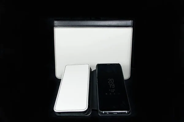 Składany na telefony i tablety sprawa białe i czarne skórzane puste na czarnego tła dla nadruk sublimacyjny — Zdjęcie stockowe