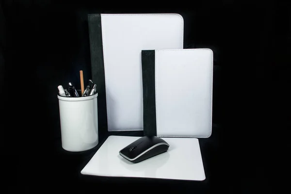Taza de la pluma, cubierta del cuaderno del sistema de la oficina del lápiz y ratón almohadilla del ratón en el fondo negro para la impresión del diseño de la sublimación —  Fotos de Stock