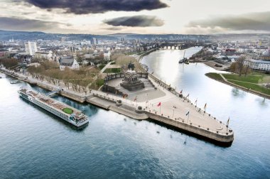 Koblenz şehir Almanya tarihi bir anıt Alman köşe nerede Ren ve mosele birlikte güneşli bir günde nehirlerinin