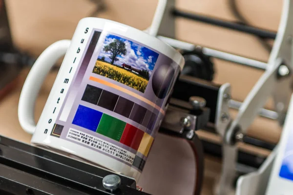 Koblenz, Almanya 03.04.18 - süblimasyon kupa tasarımcı üretim makine yazdırma bir kahve Kupası tasarım resimleri