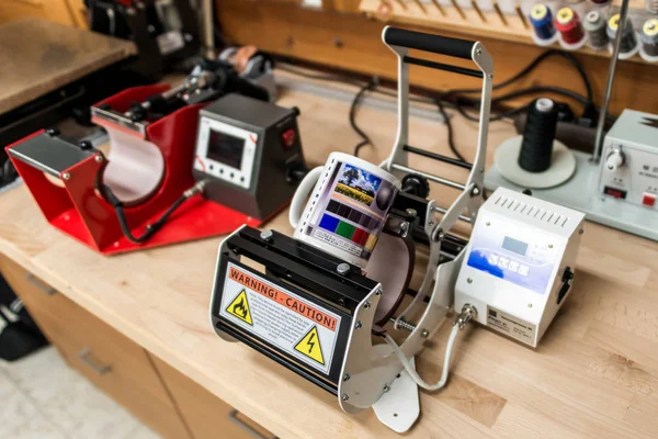 Koblenz, Almanya 03.04.18 - süblimasyon kupa tasarımcı üretim makine yazdırma bir kahve Kupası tasarım resimleri