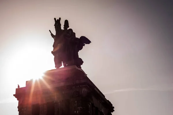 Koblenz City Alemania monumento histórico Rincón Alemán donde los ríos Rin y Mosele fluyen juntos en un día soleado — Foto de Stock