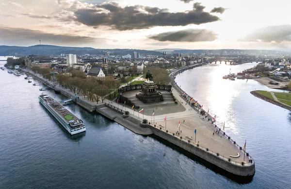 Koblenz Stadt Deutschland Historisches Denkmal Deutsches Eck, wo Rhein und Mosel an einem sonnigen Tag zusammenfließen — Stockfoto