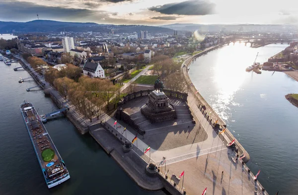 Koblenz City Alemanha monumento histórico esquina alemã onde os rios rhine e mosele fluem juntos em um dia ensolarado — Fotografia de Stock