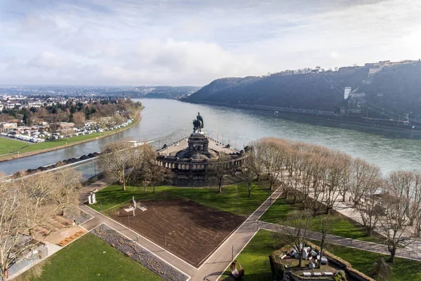 Koblenz City Alemania monumento histórico Rincón Alemán donde los ríos Rin y Mosele fluyen juntos en un día soleado —  Fotos de Stock