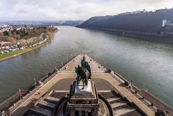 Historisch monument van de stad Koblenz Duitsland Duitse hoek waar de rivieren Rijn en mosele op een zonnige dag samenvloeien — Stockfoto