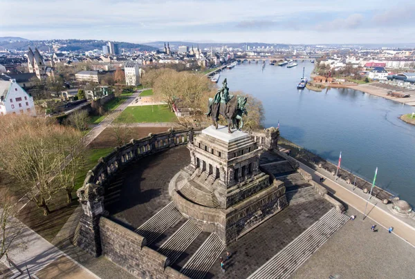 Historisch monument van de stad Koblenz Duitsland Duitse hoek waar de rivieren Rijn en mosele op een zonnige dag samenvloeien — Stockfoto