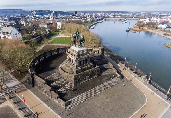 Koblenz City Alemanha monumento histórico esquina alemã onde os rios rhine e mosele fluem juntos em um dia ensolarado — Fotografia de Stock