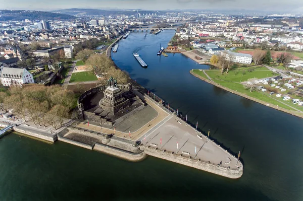 Koblenz City Alemanha monumento histórico esquina alemã onde os rios rhine e mosele fluem juntos em um dia ensolarado — Fotografia de Stock