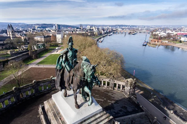 Koblenz City Germania monumento storico Angolo tedesco dove i fiumi Reno e Mose scorrono insieme in una giornata di sole — Foto Stock