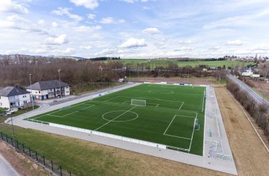 Andernach koblenz neuwied Almanya'da yakınlarındaki bir kasabada bir smal spor futbol futbol alanının havadan görünümü