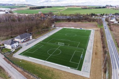 Andernach koblenz neuwied Almanya'da yakınlarındaki bir kasabada bir smal spor futbol futbol alanının havadan görünümü
