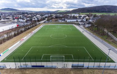 Andernach koblenz neuwied Almanya'da yakınlarındaki bir kasabada bir smal spor futbol futbol alanının havadan görünümü