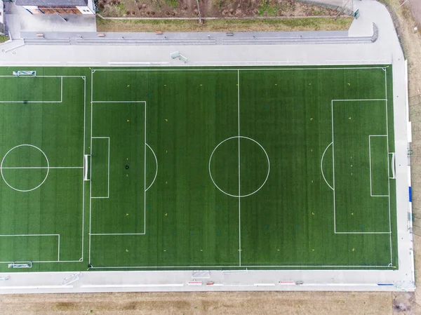 Vista aérea de un campo de fútbol deportivo en un pueblo cerca de Andernach Koblenz neuwied en Alemania —  Fotos de Stock