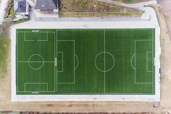 Widok z lotu ptaka smal sportowe piłka nożna piłki nożnej w wiosce w pobliżu andernach koblenz neuwied w Niemczech — Zdjęcie stockowe