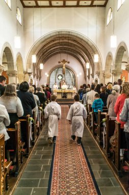 Rieden Almanya 15.04.2018 rahip ayin kalabalığın önünde bir kilise theinterior içinde tutan