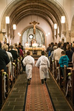 Rieden Almanya 15.04.2018 rahip ayin kalabalığın önünde bir kilise theinterior içinde tutan