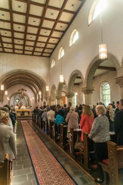 Rieden Almanya 15.04.2018 rahip ayin kalabalığın önünde bir kilise theinterior içinde tutan