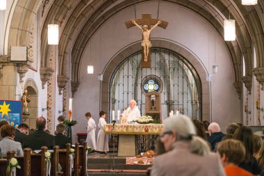Rieden Almanya 15.04.2018 rahip ayin kalabalığın önünde bir kilise theinterior içinde tutan