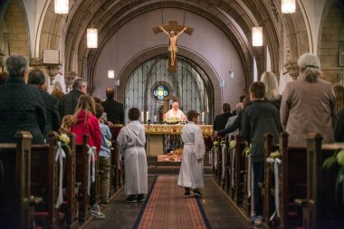 Rieden Almanya 15.04.2018 rahip ayin kalabalığın önünde bir kilise theinterior içinde tutan