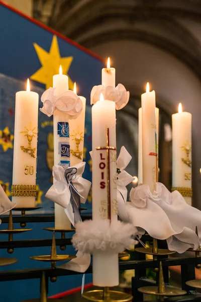 Πρώτη θεία κοινωνία ή επιβεβαίωση αναμμένα κεριά κωπηλάτησε επάνω στην εκκλησία πριν την τελετή όμορφη διακόσμηση — Φωτογραφία Αρχείου