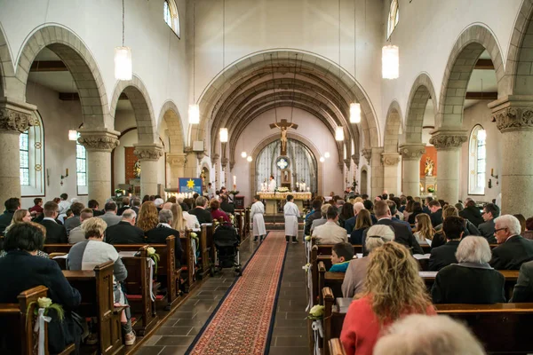 Rieden Tyskland 15.04.2018 prästen håller gudstjänst inför publik i theinterior av en kyrka — Stockfoto