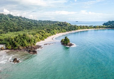 Kosta Rika 'daki Manuel Antonio milli parkı yakınlarındaki Tropikal espadilla plajı ve sahil manzarası