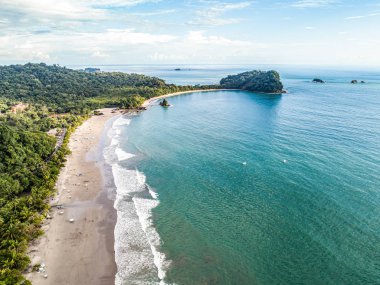 Kosta Rika 'daki Manuel Antonio milli parkı yakınlarındaki Tropikal espadilla plajı ve sahil manzarası