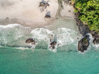 Kosta Rika 'daki Manuel Antonio milli parkı yakınlarındaki Tropikal espadilla plajı ve sahil manzarası