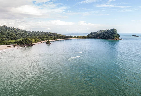 Vista aérea da praia de espadilla tropical e litoral perto do parque nacional Manuel Antonio, Costa Rica — Fotografia de Stock
