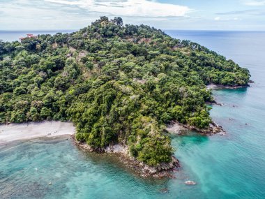 Kosta Rika 'daki Manuel Antonio milli parkı yakınlarındaki Tropikal Biesanz plajı ve sahil manzarası