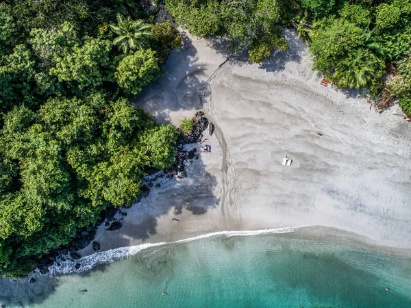 Widok z lotu ptaka Tropical Biesanz plaży i wybrzeża w pobliżu parku narodowego Manuel Antonio, Kostaryka — Zdjęcie stockowe