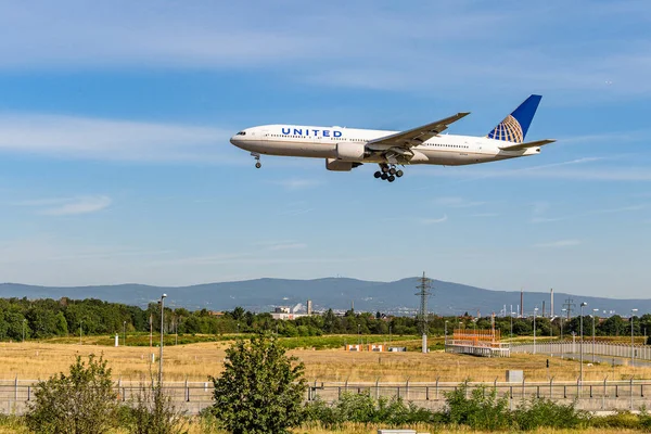 Frankfurt Duitsland 11.08.2019 Usa United Airlines Boeing 767-332 nadert fraport luchthaven voor landing op Blue sky — Stockfoto