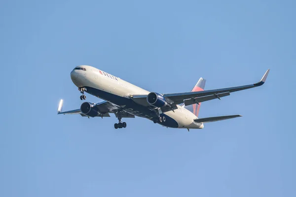 Φρανκφούρτη Γερμανία 11.08.2019 Usa Delta Airlines Boeing 767-332 πλησιάζει στο αεροδρόμιο για προσγείωση στο Blue Sky — Φωτογραφία Αρχείου