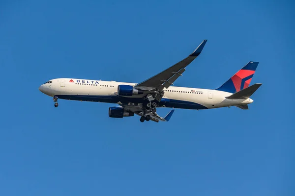 FRANKFURT GERMANY 11.08.2019 USA Delta AIRLINES Boeing 767-332 approaching to fraport airport for Landing on Blue sky — Stock Photo, Image